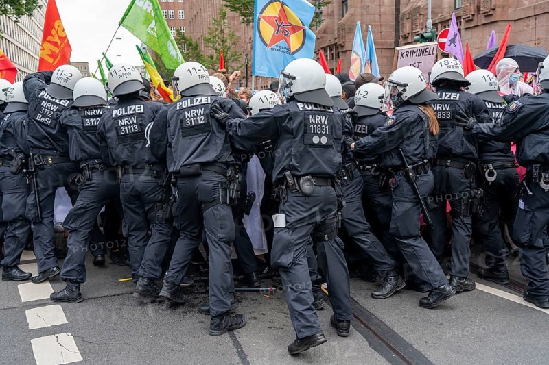 Police operation at a demonstration against the planned assembly law in North Rhine-Westphalia, in Düsseldorf, various left-wing groups and football fans, Ultras, from Fortuna Düsseldorf and 1.FC Köln, protest, North Rhine-Westphalia, Germany, Europe
