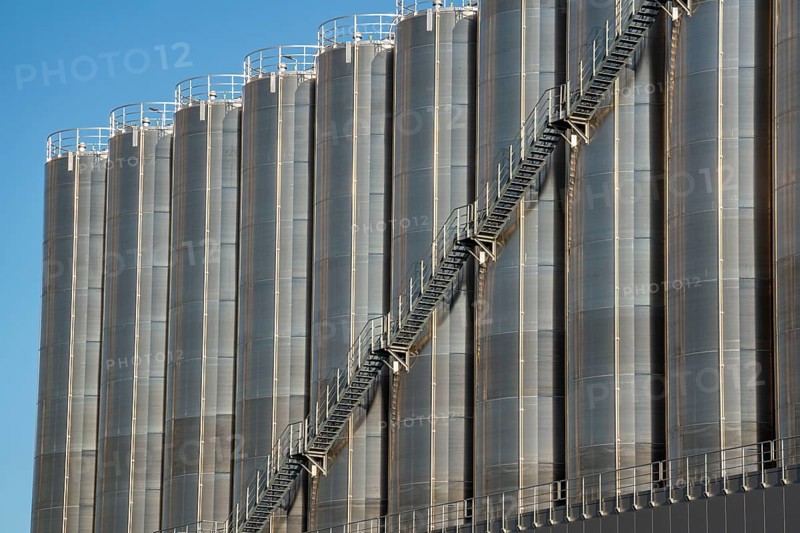 Stainless steel tanks of a large silo facility in Duisburg inland harbour, Duisburg-Neuenkamp, for the storage of dry bulk materials such as plastic granulate, storage, distribution for further processing, Schmidt-Heilbronn company, North Rhine-Westphalia, Germany, Europe
