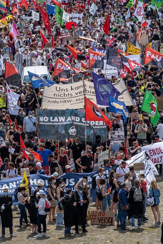 Demonstration against the planned assembly law in North Rhine-Westphalia, in Düsseldorf, various left-wing groups and football fans, Ultras, from Fortuna Düsseldorf and 1.FC Köln, protest, North Rhine-Westphalia, Germany, Europe
