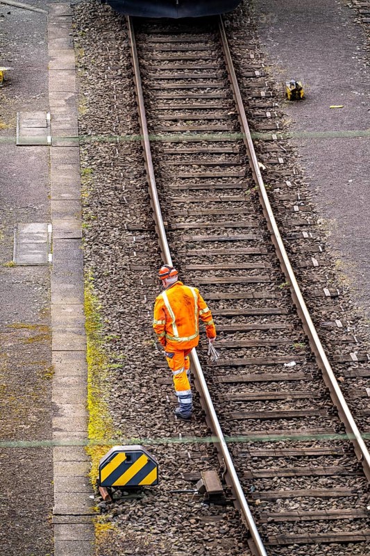 Shunter, railway worker, shunting locomotive, at the Hagen-Vorhalle marshalling yard, one of the 9 largest in Germany, it is located on the Wuppertal-Dortmund railway line and has 40 directional tracks on which goods trains are assembled, North Rhine-Westphalia, Germany, Europe