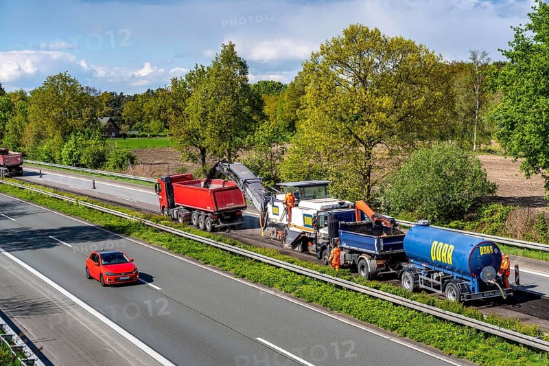 Motorway construction site on the A3 between Hünxe and Emmerich, in both directions, near Rees, milling off the old asphalt layer, the road surface will be completely renewed over 80 km, over a period from April to September 2024, is considered the largest construction project of its kind in Germany, North Rhine-Westphalia
