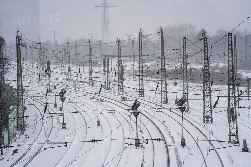 Onset of winter with lots of fresh snow and temperatures below -5 degrees during the day, railway line between Essen and Bochum, except for a few regional connections, all trains cancelled at times, snow-covered railway facilities, near Essen, North Rhine-Westphalia, Germany, Europe