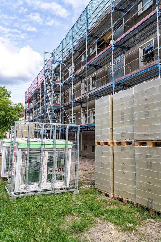 Energy-efficient refurbishment of an apartment block, thermal insulation, new windows and new roof covering