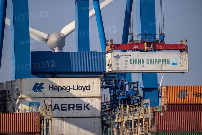 Port of Hamburg, Container Terminal Altenwerder, container ship during loading and unloading, Hamburg, Germany, Europe