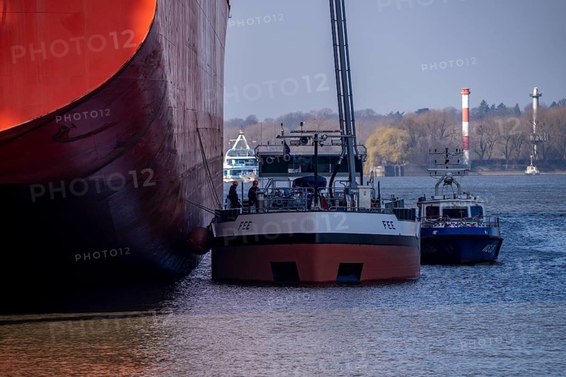 Port of Hamburg, Waltershofer Hafen, EUROGATE Container Terminal, container freighter Cap San Sounio, Reederei Hamburg Süd, is refuelled by the tanker Fee, Hamburg, Germany, Europe