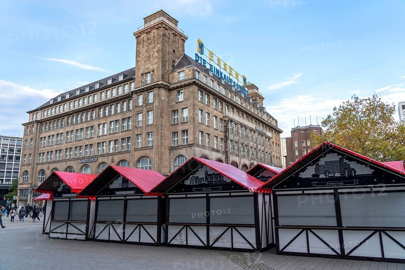 The Christmas market in Essen, Willy-Brandt-Platz on the shopping street Kettwiger Straße, partly already set up, then stopped for the lockdown, in November 2020, and cancelled for the time being, Essen, North Rhine-Westphalia, Germany, Europe