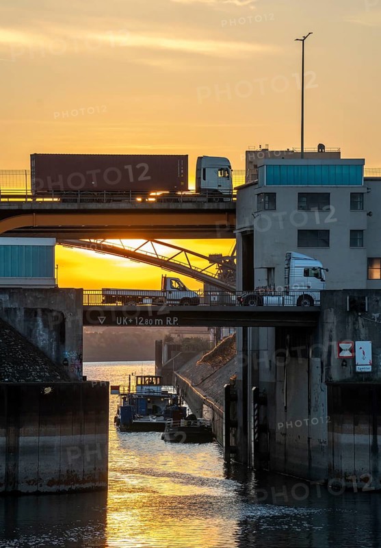 Road bridges over the outer harbour basin in the Rhine port of Duisburg, Am Brink, above, Marientorstrasse, below, Duisburg, North Rhine-Westphalia, Germany, Europe