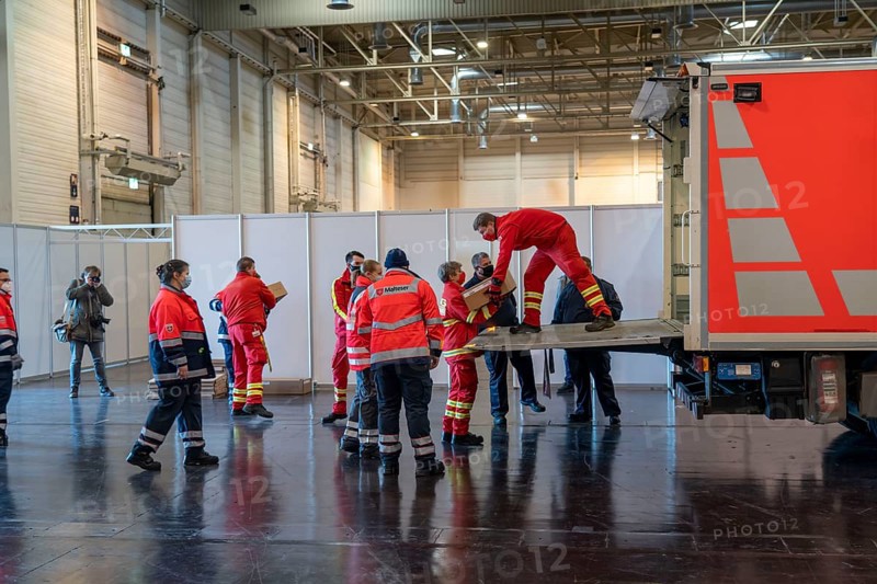 Construction of a vaccination centre for corona vaccinations, in a hall at Messe Essen, by the city, the fire brigade and various aid organisations, construction of 12 vaccination lines for a daily vaccination of up to 2400 people, operated by the North Rhine-Westphalia Association of Statutory Health Insurance Physicians, assembly of storage shelves