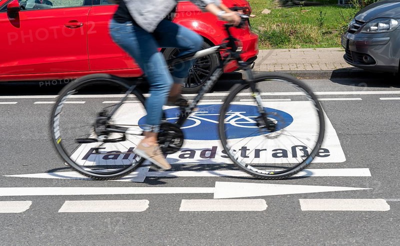 Bicycle road, cyclists have priority over car traffic, new cycle routes through Essen, here in the Rüttenscheid district, Kahrstrasse, part of the requirements of the clean air plan, against driving bans, Essen, North Rhine-Westphalia, Germany, Europe