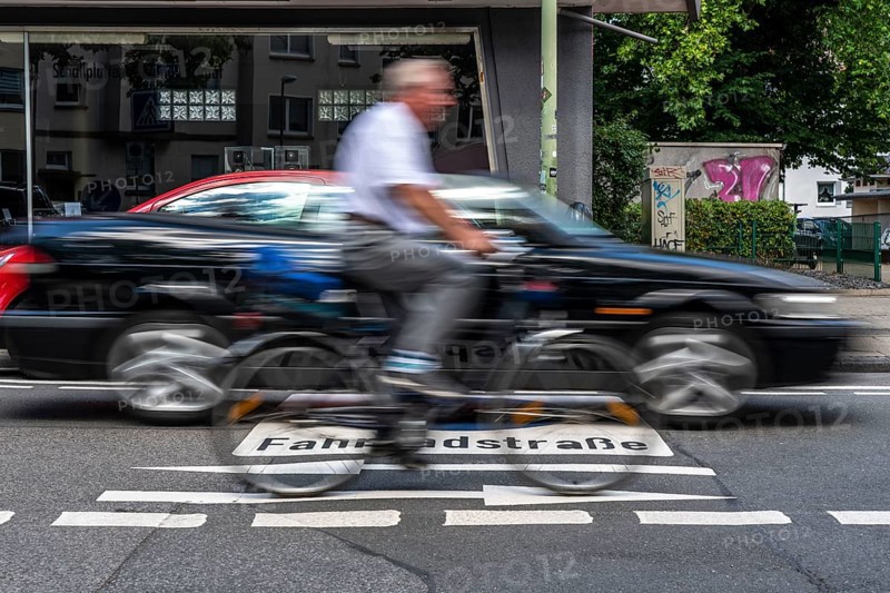 Bicycle road, cyclists have priority over car traffic, new cycle routes through Essen, here in the Rüttenscheid district, Kahrstrasse, part of the requirements of the clean air plan, against driving bans, Essen, North Rhine-Westphalia, Germany, Europe
