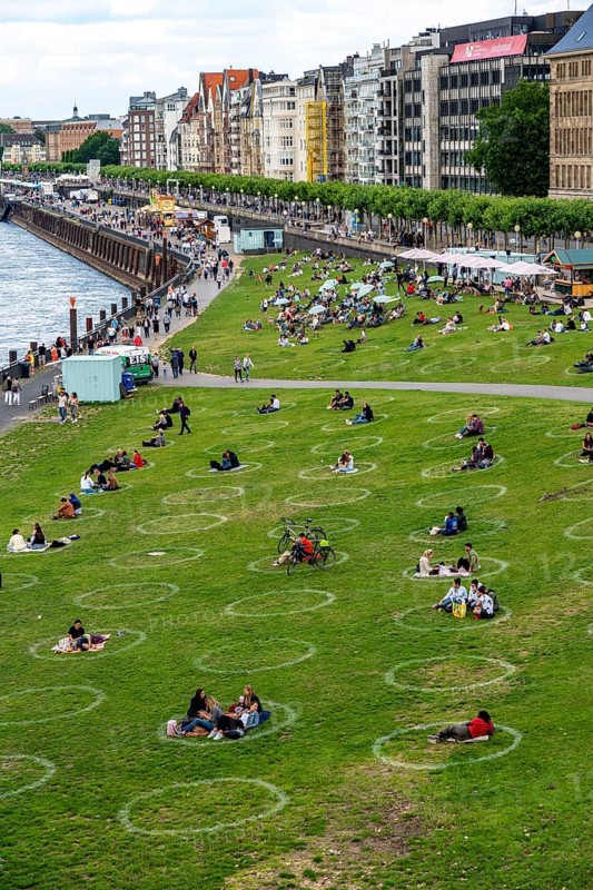 Düsseldorf on the Rhine during the corona crisis, corona circles, to comply with the distance rules, the contact bans, keeping distance is mostly observed, despite many walkers, effects of the corona crisis in Germany