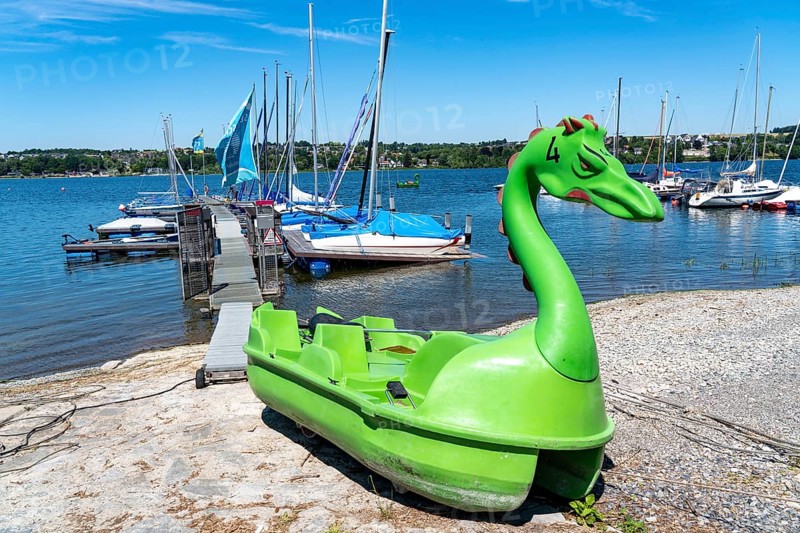 Lake Möhne, dam in the northern Sauerland, sailing boats, marina on the southern shore, kite pedal boat, North Rhine-Westphalia, Germany, Europe