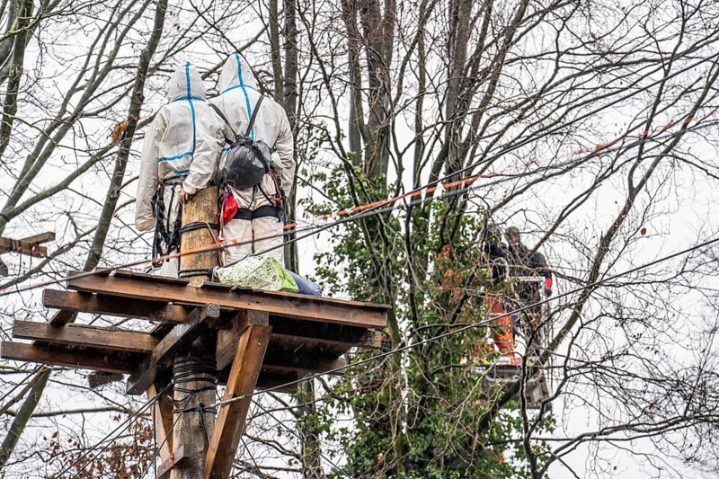 2nd day of the clearing of the hamlet Lützerath, by the police, of tree houses and huts, of climate activists, at the opencast lignite mine Garzweiler 2, Erkelenz, North Rhine-Westphalia, Germany, Europe
