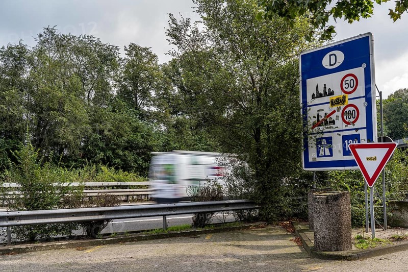 The border crossing Straelen, between Germany and the Netherlands, motorway A40 and A67 in NL, first day of increased border controls against irregular migration, traffic is running normally as usual, North Rhine-Westphalia, Germany, Europe