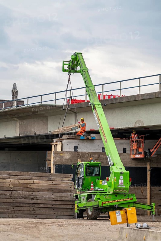 Work on the A40 motorway bridge, Schlachthofbrücke, the bridge piers for the new bridge are already in place, they are now being rebuilt with wooden planks to protect them from damage when the old bridge is demolished, will then be demolished, bridge over a 3-track railway line, between Bochum-Zentrum and Hamme, the 63-year-old motorway bridge, 66 metres long, is dilapidated and will be demolished and rebuilt, the A40 motorway will be completely closed for up to 15 weeks in summer 2024, a traffic fact for the Ruhr area, North Rhine-Westphalia, Germany, Europe