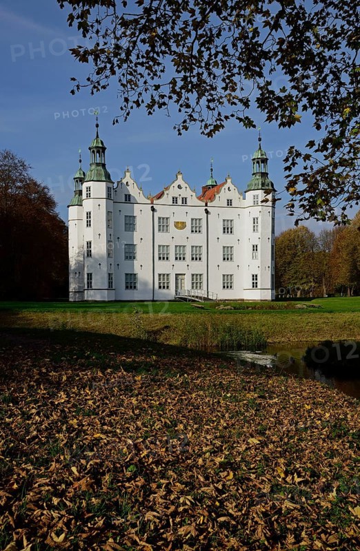Europe, Germany, Schleswig-Holstein, Ahrensburg, moated castle Ahrensburg, autumn, front facade, built around 1595, late Renaissance, Europe