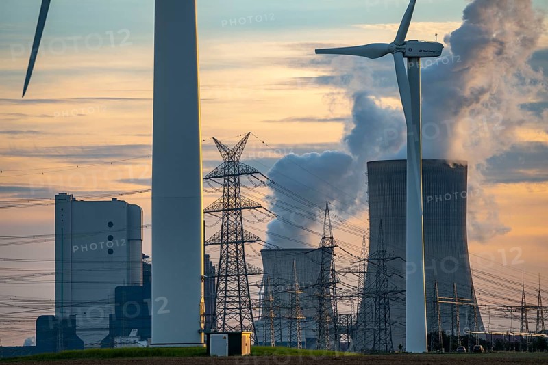 Lignite-fired power plant, RWE Power AG Niederaußem power plant, wind power plants, 2 units were shut down in 2020/21 and restarted in June 22 to replace gas-fired power plants in the 2022 energy crisis, Bergheim, North Rhine-Westphalia, Germany, Europe