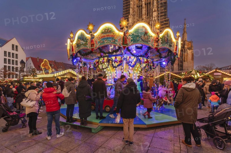 Christmas market in front of the cathedral on Münsterplatz, Ulm, Baden-Württemberg, Upper Swabia, Germany, Ulm, Baden-Württemberg, Germany, Europe