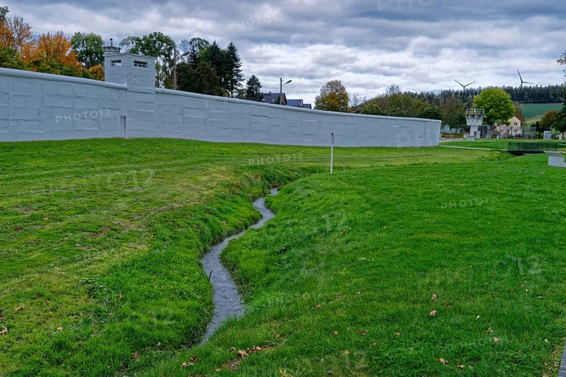 German-German Museum Mödlareuth, with a detailed replica of the Wall. The former German-German border, now the state border between Bavaria and Thuringia, runs right through the centre of the village. Mödlareuth, Thuringia, Germany, Europe