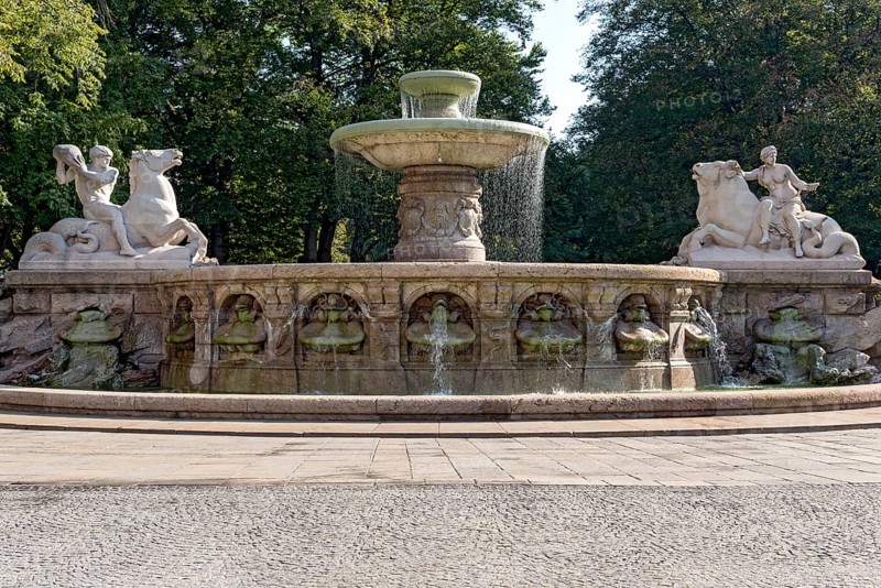 Wittelsbach Fountain, monumental Wittelsbach Fountain by Adolf von Hildebrand, allegory of the destructive power and creative power of water, sculptures, neoclassicism, Lenbachplatz, Munich, Upper Bavaria, Bavaria, Germany, Europe