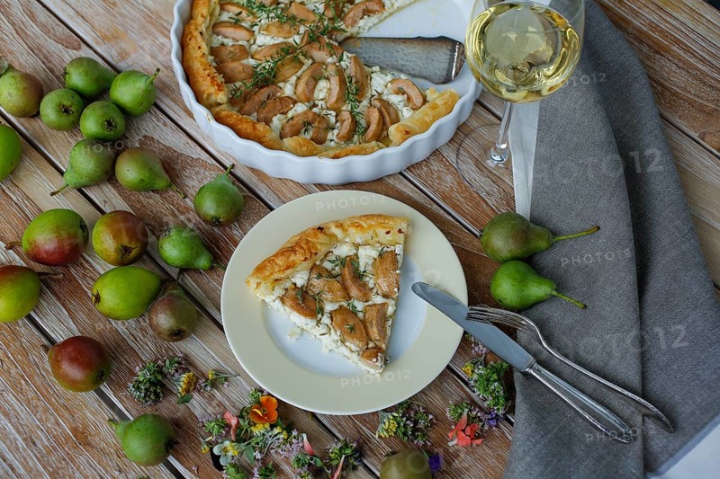Tart with Gaishirtle and sheep's cheese, Stuttgarter Gaishirtle, pear variety, fruit, table decoration, thyme, baking, typical Swabian, Swabian cuisine, traditional cuisine reinterpreted, vegetarian, plate, cutlery, knife, fork, food photography, studio, Germany, Europe