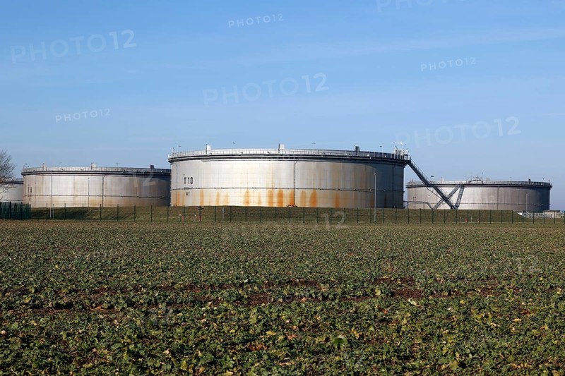 Tanks filled with crude oil at Ölhafen Rostock GmbH, EUROPORTS. The PCK refinery in Schwedt is supplied with crude oil from here via a pipeline, Rostock, 08/02/2023