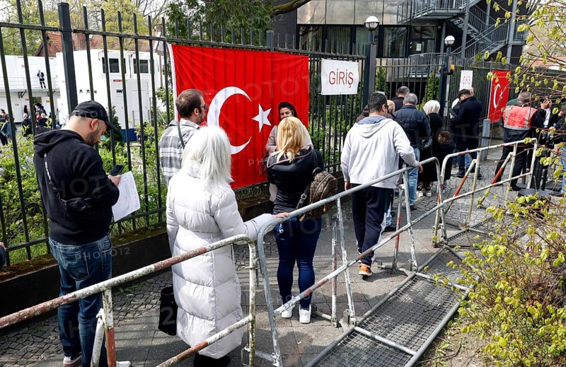 Queue in front of the Turkish Consulate General. Turkish citizens entitled to vote in Germany can cast their votes in the Turkish parliamentary and presidential elections at the consulates, Berlin, 28 April 2023
