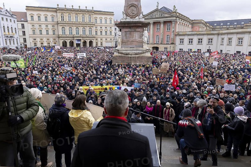The Lord Mayor of Potsdam Mike Schubert speaks at the rally, Potsdam defends itself, a rally of the Alliance, Potsdam shows its colours. The occasion is the reporting on a meeting in Potsdam at which AfD politicians and