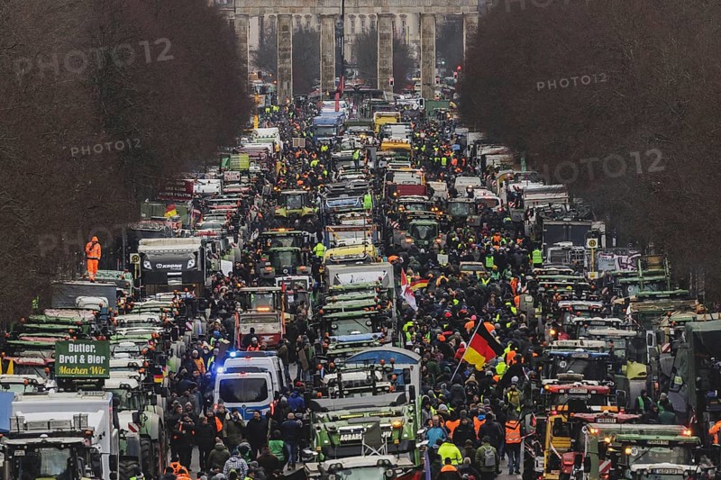 Road blockades, taken as part of the farmers' protests in Berlin, 15 January 2024. 10, 000 participants are expected on Monday as part of the farmers' protest week. Among other things, they are protesting against the austerity plans of the traffic light government