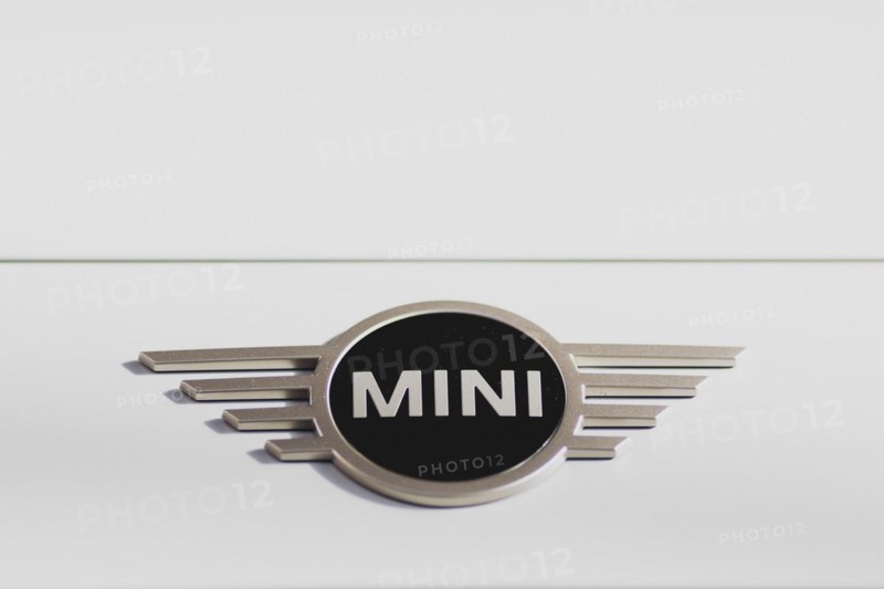 Emblem of a Mini, taken in Berlin, 13/03/2024