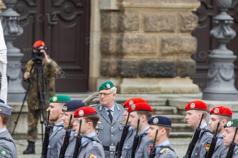 Public roll call of the Army Officers' School on Theatre Square: Bundeswehr honours and bids farewell to young soldiers, Dresden, Saxony, Germany, Europe