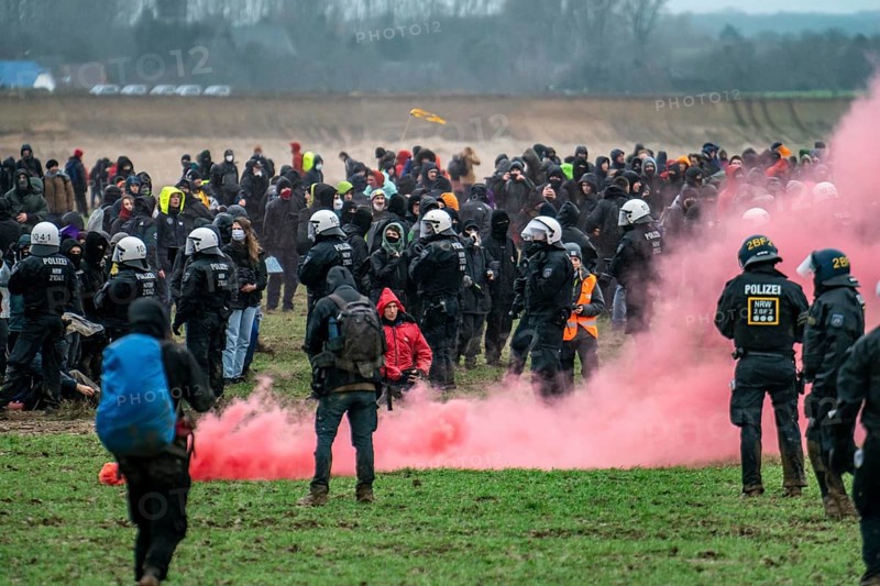 Violent clashes between thousands of demonstrators and the police, after a demonstration against the demolition of the brown coal village of Lützerath, the demonstration participants try to get to the rest of the village, Lützerah, and storm it, the police prevent this with a large contingent of forces, Erkelenz, North Rhine-Westphalia, Germany, Europe