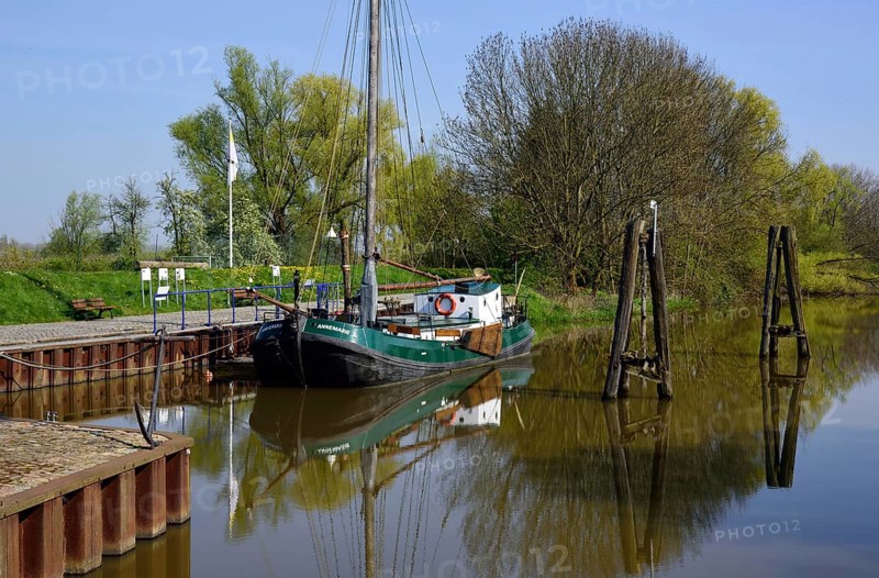 Deutschland, Niedersachsen, Jork-Borstel, Alter Hafen, Ewer