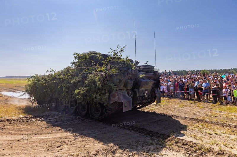 The Oberlausitz military training area opened its Tor tor to thousands of visitors for the Open Day at the Oberlausitz military training area to give them an insight behind the scenes of the Bundeswehr in Saxony. The soldiers presented a wide range of large and small equipment and gave an impressive demonstration of what they are capable of. Dynamic demonstration by the armoured infantry with the Marder infantry fighting vehicle, open day at the Oberlausitz military training area, Weißkeißel, Saxony, Germany, Europe