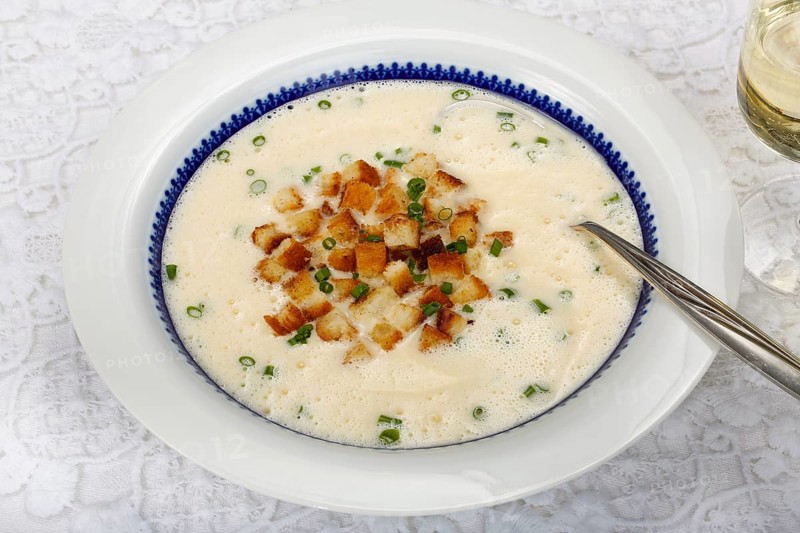 Baden cuisine, South German cuisine, Baden wine soup with crackers, fine wine soup, croutons, pieces of bread fried in fat, savoury, typical Baden, soup plate, creamy, cream, chopped chives, spoon handle protruding from soup, traditional cuisine, food photography, studio, Germany, Europe
