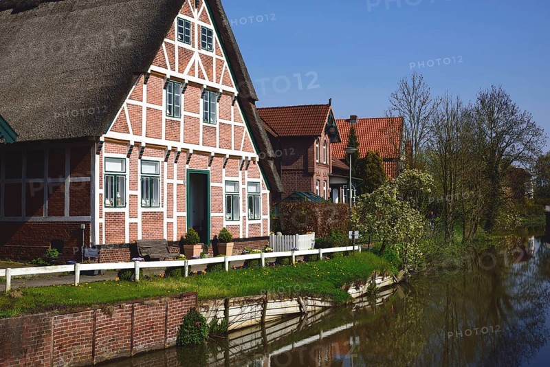 Europe, Germany, Lower Saxony, Altes Land, Jork-Borstel, Kleine Seite, Fleet, half-timbered house, thatched roof, Hamburg, Hamburg, Federal Republic of Germany, Europe