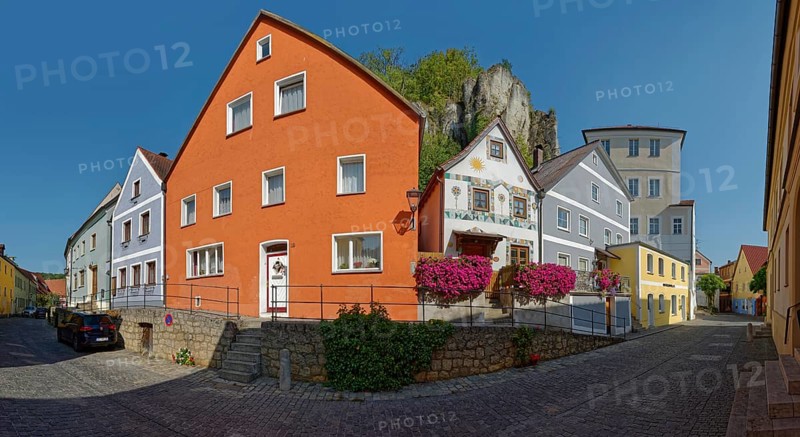 Colourful house front on Vils Gasse with a clear rock face in the background, Kallmünz, Upper Palatinate, Bavaria, Germany, Europe