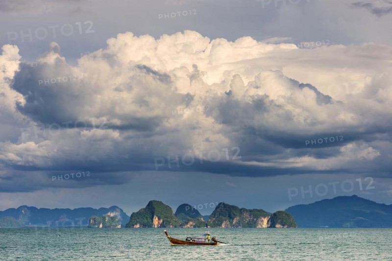 Phang Nga bay near Koh Yai Noi, seascape, seascape, nature, natural landscape, mountains, mountainous, chalk cliffs, rocks, rocky, cliffs, lagoon, cloud, cloudy sky, sky, panorama, limestone, sandstone, holiday, travel, tourism, beach holiday, beach holiday, sun, sunny, climate, water, sea, ocean, coast, coastal landscape, paradise, holiday paradise, paradisiacal, boat, island, dream holiday, symbolic, Asian, exotic, beautiful, Phangnga, Phuket, Thailand, Asia