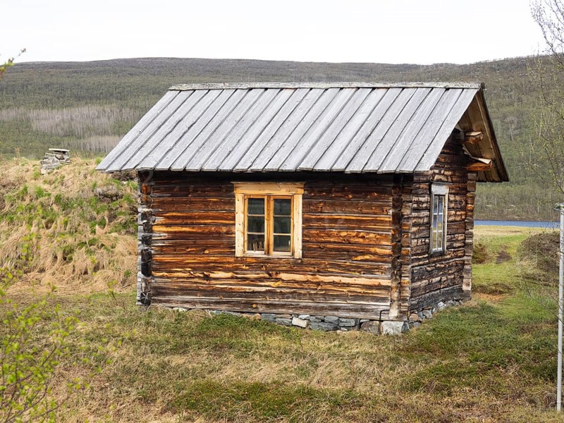 Holiday home at edge of a lake, built partially in the style of the Sami indigenous people's traditional dwellings, May, Finnmark, Norway, Europe