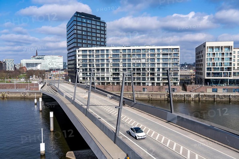 Baakenhafen bridge over the Bakenhafen harbour, residential building, Hafencity Hamburg, new district on the Elbe, on the site of the former free port, residential units for 14, 000 people, 3, 000 hotel beds, 45, 000 jobs, Hamburg, Germany, to be built here by the 2030s, Europe