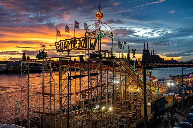 Happy Colonia funfair, Corona-compliant funfair at the Deutzer Werft, on the Rhine, Cologne Cathedral, Abendrot, Wild Mouse roller coaster, a temporary amusement park of the Cologne Showmen's Association, under Corona conditions, with entrance fee and admission only with the 3-G conditions, distances, one-way street, Cologne, North Rhine-Westphalia, Germany, Europe