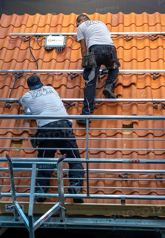 Presentation of the rapid installation of a solar system on a residential house with a pitched roof, in the form of a competition, European Solar Games, at the Solar Solutions Düsseldorf trade fair, over 250 international exhibitors present products and services from the solar industry, smart storage, EV charging and green HVAC to a trade audience of users and dealers, Düsseldorf, North Rhine-Westphalia, Germany, Europe