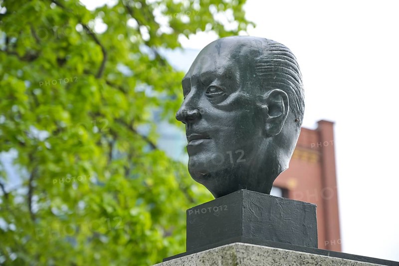 Bust of Ludwig Mies von der Rohe, Straße der Erinnerung, Spreebogen, Moabit, Mitte, Berlin, Germany, Europe