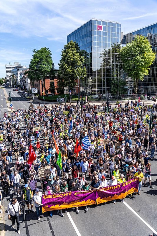 Demonstration against the AFD party conference in Essen, several tens of thousands of demonstrators marched from the main railway station to the Grugahalle and on to a rally, Essen, North Rhine-Westphalia, Germany, Europe
