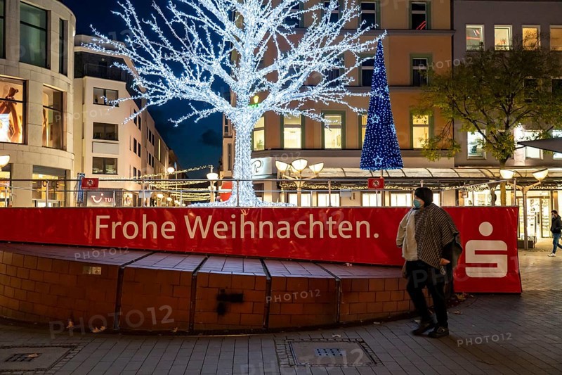 The city centre of Duisburg, shopping street Königstraße, on the day of the opening of the Christmas light decoration, usually also of the Christmas market, which remained closed due to the 2nd Corona crisis lockdown, empty shopping streets, masks compulsory in the city centre, Duisburg, North Rhine-Westphalia, Germany, Europe