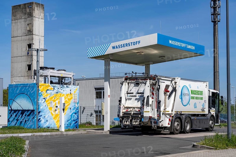 Hydrogen filling station, waste disposal vehicles, rubbish trucks, of the municipal waste disposal company Herten, refuel at the hydrogen competence centre, 6 municipal waste collection vehicles with hydrogen storage and fuel cell operate in Herten, North Rhine-Westphalia, Germany, Europe