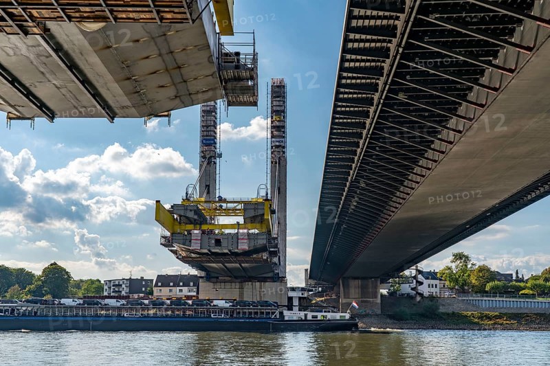 New construction of the Neuenkamp motorway bridge on the A40, over the Rhine near Duisburg, cantilever erection of the main bridge span, the new bridge is being built parallel to the existing bridge, the old one demolished and a second one built, North Rhine-Westphalia, Germany, Europe