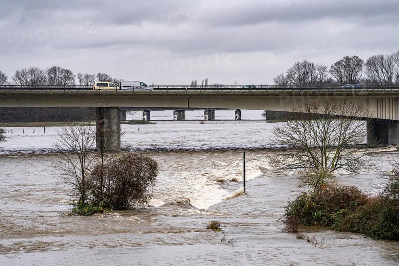 High water on the Ruhr, after days of heavy rainfall, the Ruhr is flooding, warning level 2 of 3, here areas below the A40 motorway between Duisburg, Mülheim and Oberhausen, North Rhine-Westphalia, Germany, Europe