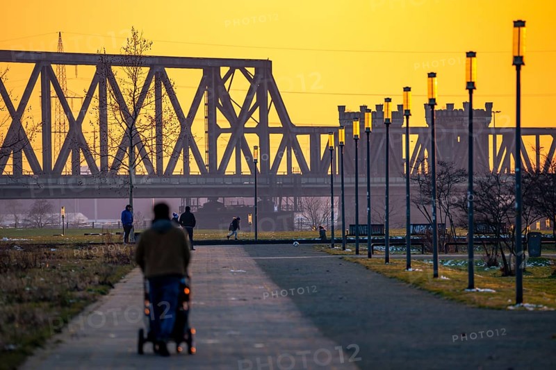 The Rheinpark, a former heavy industry site, on the Rhine, near the Duisburg-Hochfeld district, since 2009 a leisure and sports park, with many leisure facilities, in the background the Hochfeld railway bridge over the river Rhine, process of structural change in Duisburg, North Rhine-Westphalia, Germany, Europe