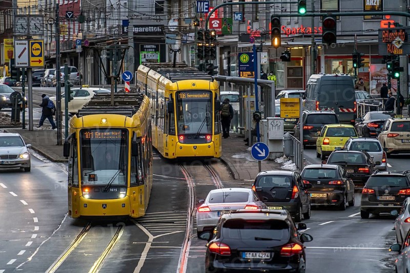 Ruhrbahn tram, on Altendorfer Straße in Essen, rush hour, evening traffic, Essen, North Rhine-Westphalia, Germany, Europe